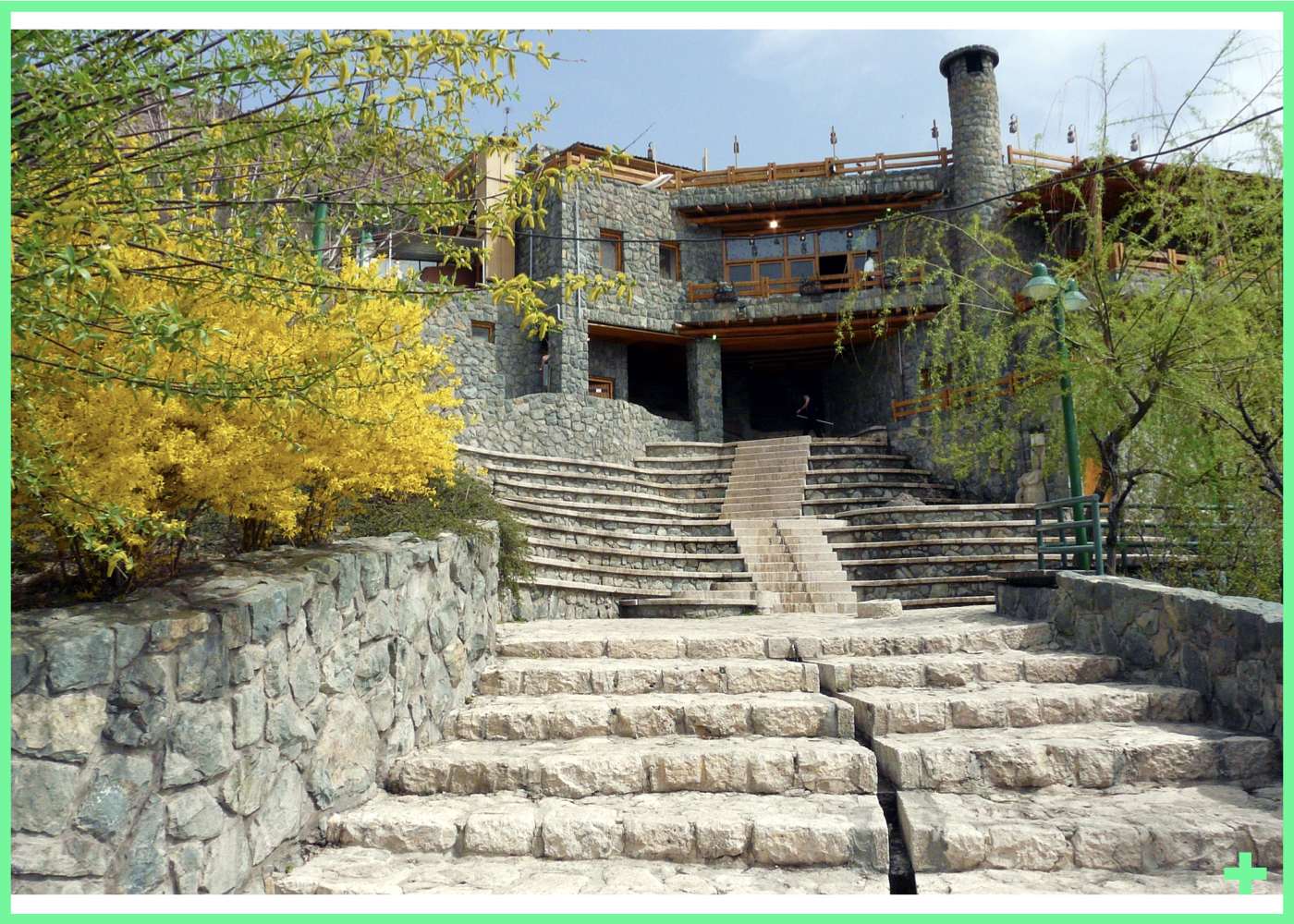 مهمانسراى فرهنگى با الهام از معماری روستاى اورامان تخت کردستان در ارتفاعات تهران – ۱۳۷۳ + Cultural guesthouse inspired by Kurdish village architecture of Uraman Takht in Tehran's mountains – 1994