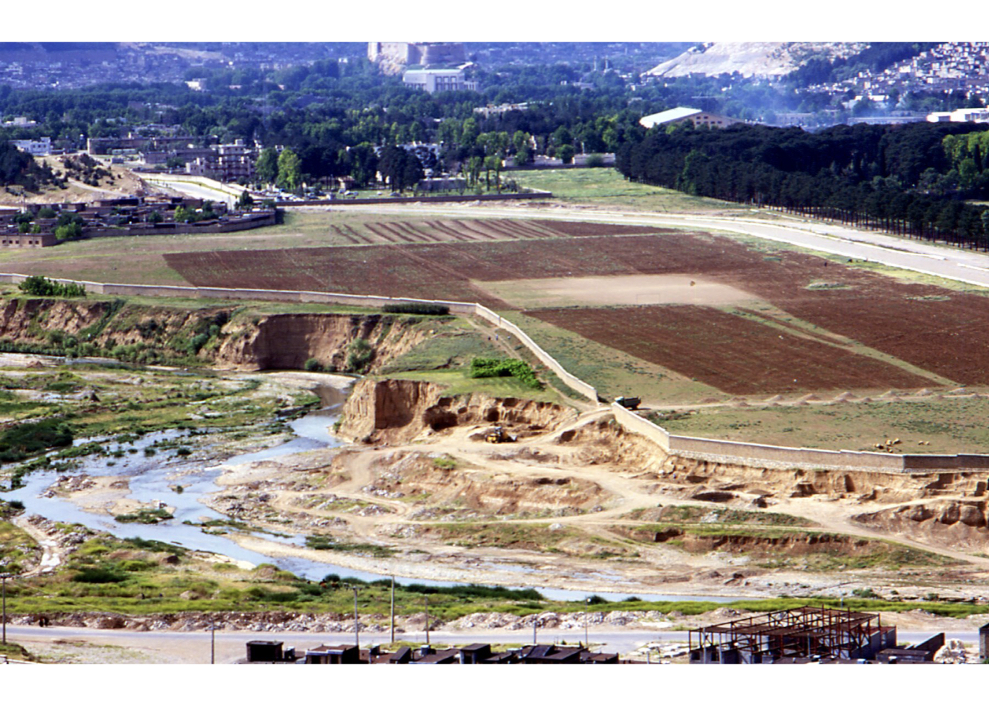 طرح راهبردی برای رودخانه، دریاچه و اراضی کوهستانی اطراف کیو در خرمآباد – ۱۳۸۰ + Strategic plan for Kiu River, Lake, and surrounding mountainous lands in Khorramabad – 2001